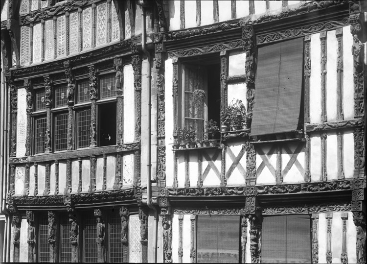 Façades à pans de bois : détail du décor sculpté