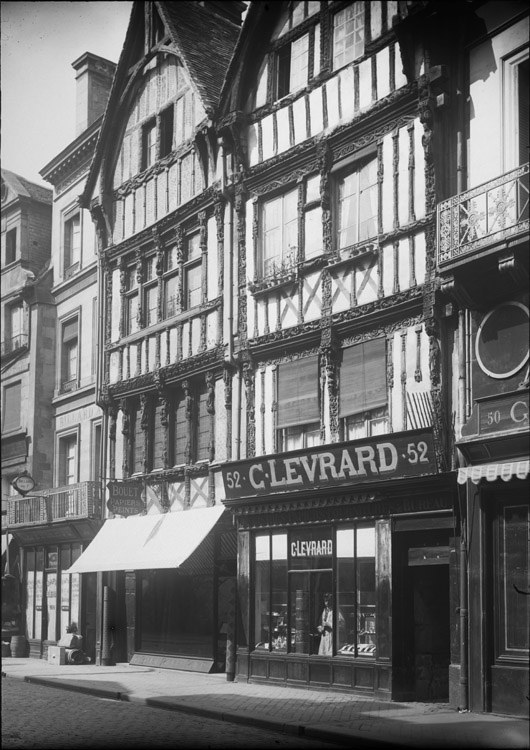 Façade à pans de bois sur la rue