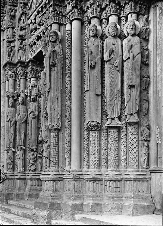 Façade ouest, portail : piédroit de gauche de la porte centrale