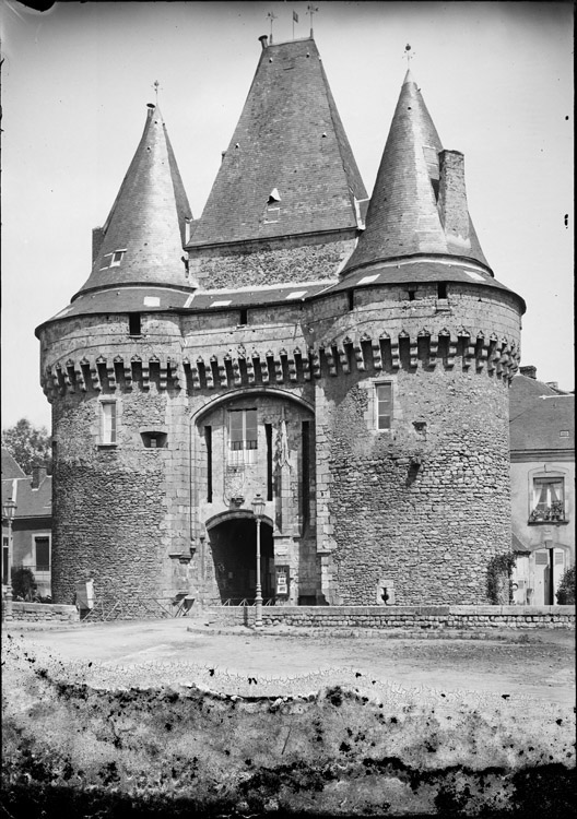 Façade extra-muros : tours à mâchicoulis