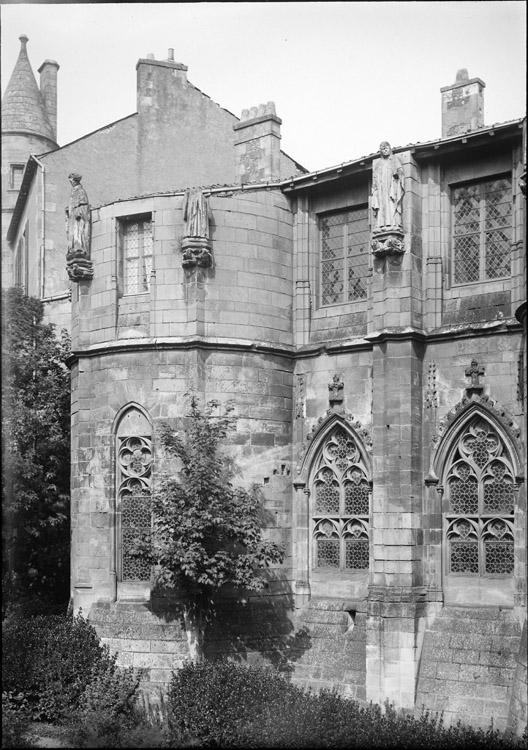 Tour Maubergeon, partie gauche : façade sur le jardin