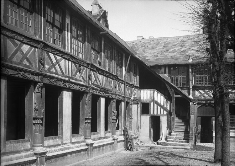 Façade sur cour et escalier d’angle