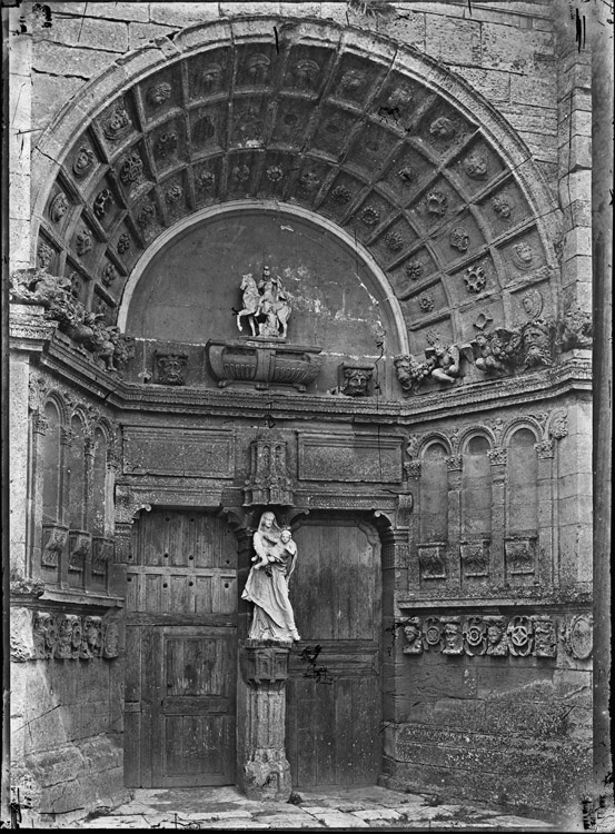 Portail sud, orné de voussures à caissons et d’une statue de saint Martin