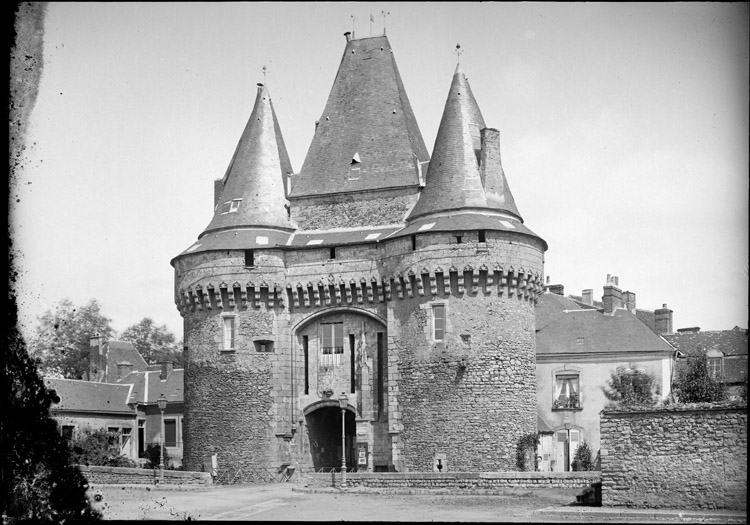 Façade extra-muros : tours à mâchicoulis