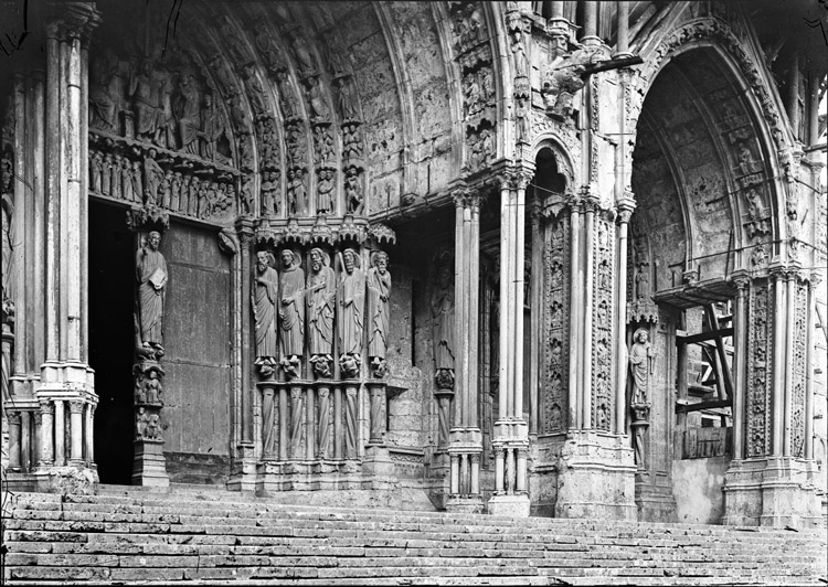 Façade sud, portail central et portail de droite : vue oblique