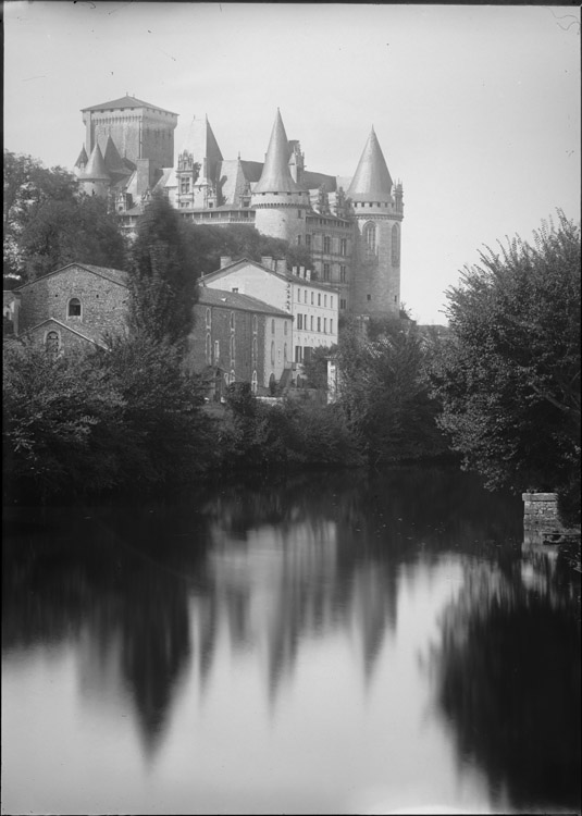 Donjon et tours vus de la Tardoire