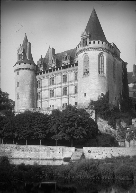 Façade est et tour de la chapelle à l’angle nord-est