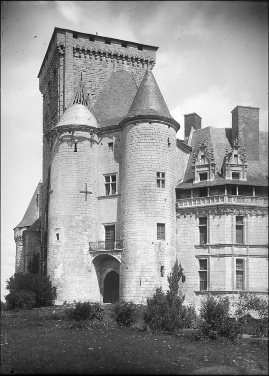 Châtelet d'entrée du 13e siècle et donjon du 12e siècle