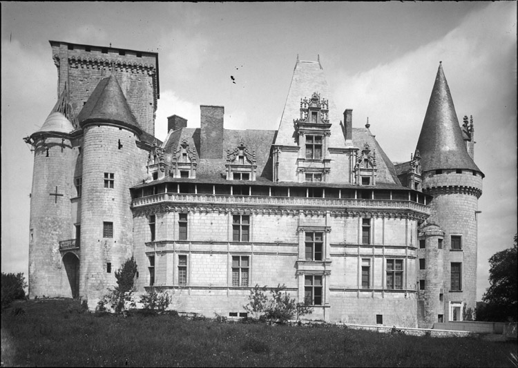 Façade sud du 16e siècle, tours d'entrée du 13e siècle et donjon du 12e siècle