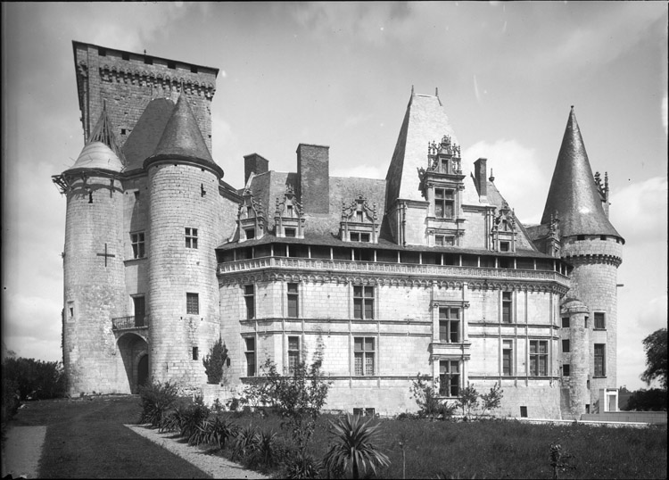 Façade sud du 16e siècle, tours d'entrée du 13e siècle et donjon du 12e siècle