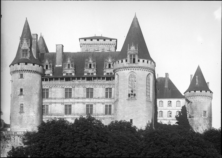 Façade est, avec la tour de la chapelle au centre