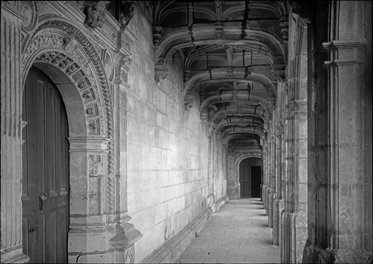 Cour intérieure, galerie du rez-de-chaussée