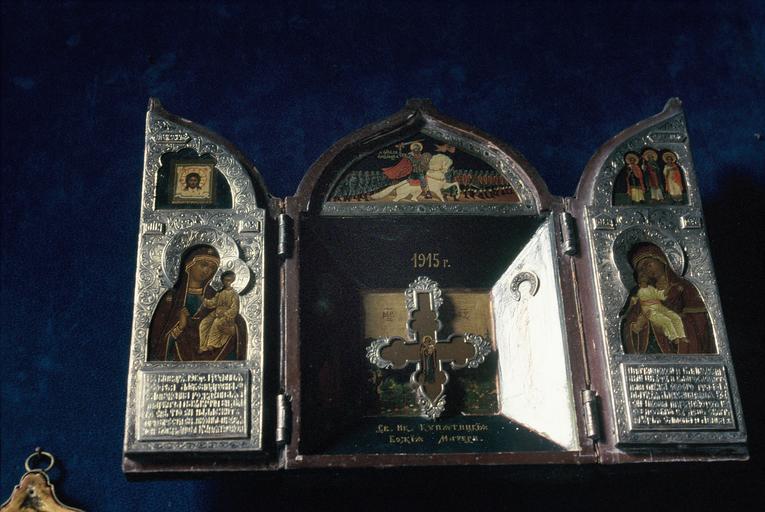 icône (triptyque) : la Mère de Dieu de Koupatitch entourée de la Sainte face et plusieurs Saints - © Ministère de la Culture (France), Médiathèque du patrimoine et de la photographie (objets mobiliers), tous droits réservés