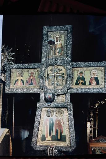 croix avec représentation des saints patrons de la famille de l'Empereur Nicolas II avec au centre la Crucifixion et sa lanterne - © Ministère de la Culture (France), Médiathèque du patrimoine et de la photographie (objets mobiliers), tous droits réservés