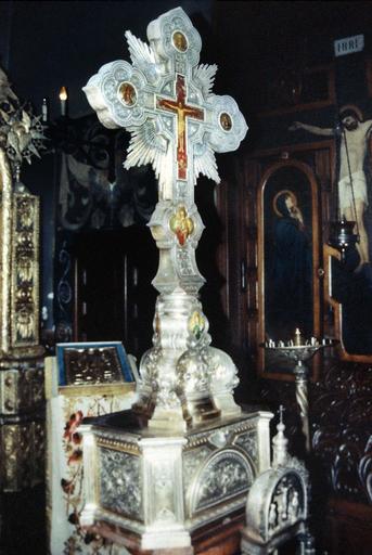 grande croix de la table de commémoration des défunts avec son socle et la niche-tabernacle à tiroir mobile avec encensoir et figuration de la Crucifixion - © Ministère de la Culture (France), Médiathèque du patrimoine et de la photographie (objets mobiliers), tous droits réservés