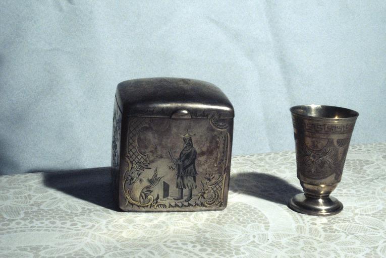 souvenirs du Tsar Alexandre II : boîte à thé - © Ministère de la Culture (France), Médiathèque du patrimoine et de la photographie (objets mobiliers), tous droits réservés