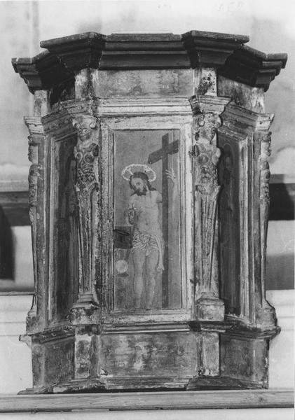 Tabernacle de l'ancien maître-autel, tableaux : le Christ portant sa croix, saint Pierre et saint Paul, trois évangélistes