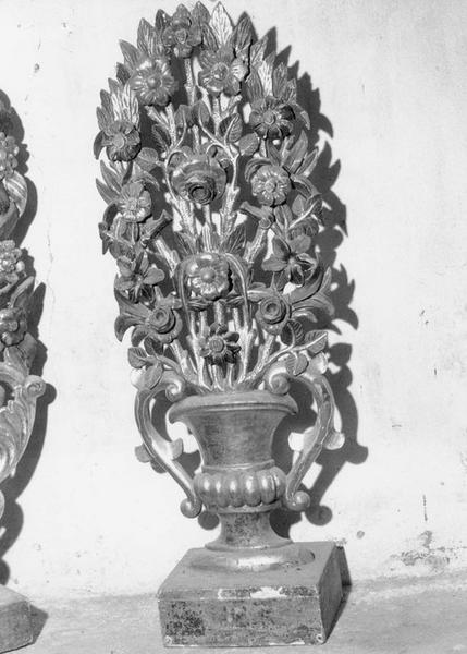 parure de l'autel majeur : trois paires de vases d'autel (pyramides d'autel), détail