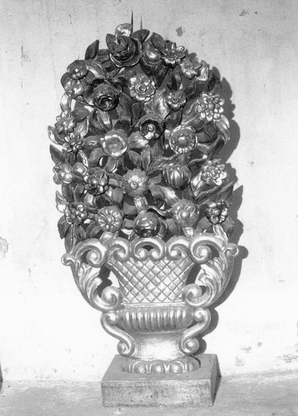 parure de l'autel majeur : trois paires de vases d'autel (pyramides d'autel), détail - © Ministère de la Culture (France), Médiathèque du patrimoine et de la photographie (objets mobiliers), tous droits réservés