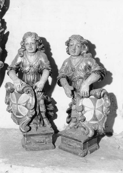 paire d'anges (statuettes) portant le blason de l'Ordre des Trinitaires, vue générale - © Ministère de la Culture (France), Médiathèque du patrimoine et de la photographie (objets mobiliers), tous droits réservés