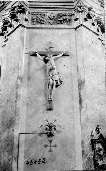 statue : Christ en croix, vue générale