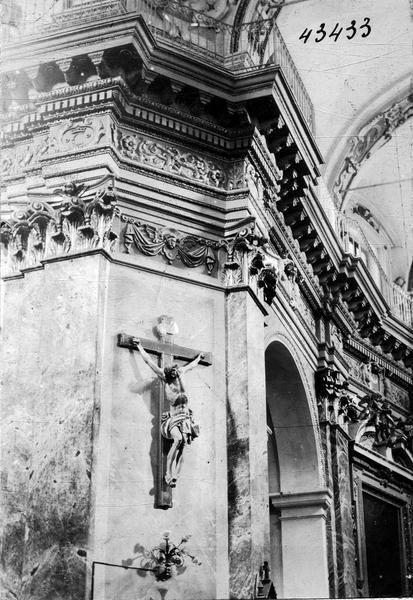 statue : Christ en croix, vue générale