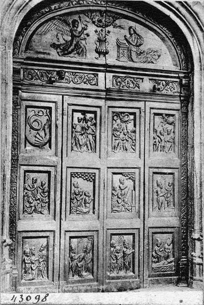 vantaux en bas-relief du portail : l'Annonciation, scènes de la vie de saint Véran, vue générale - © Ministère de la Culture (France), Médiathèque du patrimoine et de la photographie (objets mobiliers), tous droits réservés