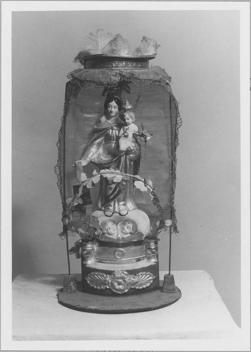 statuette : Vierge à l'Enfant sous globe, vue générale - © Ministère de la Culture (France), Médiathèque du patrimoine et de la photographie, diffusion RMN-GP