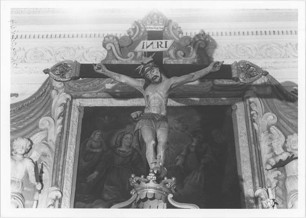 statue : Christ en croix, vue générale