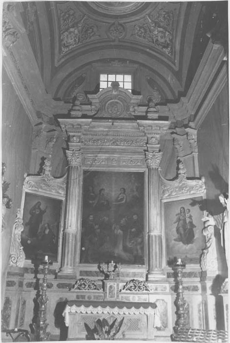 retable de la chapelle du Sacré-Coeur, tableaux : Saintes Appoline, Lucie, Brigitte, et saints Roch, Dominique, franciscain et soldat romain, l'Apparition du Christ à Marguerite-Maire Alacoque, Vierge à l'Enfant, vue générale - © Ministère de la Culture (France), Médiathèque du patrimoine et de la photographie, diffusion RMN-GP