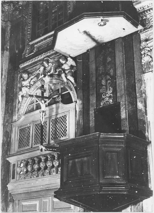 chaire à prêcher et statue : Christ en croix, vue générale - © Ministère de la Culture (France), Médiathèque du patrimoine et de la photographie, diffusion RMN-GP