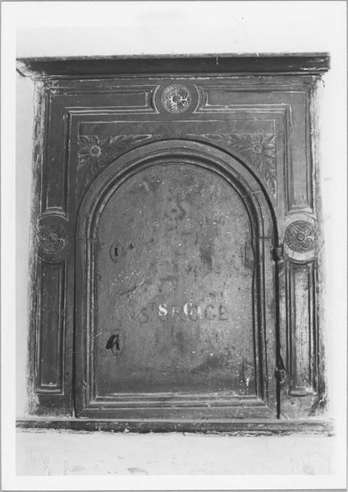 Armoire aux saintes huiles