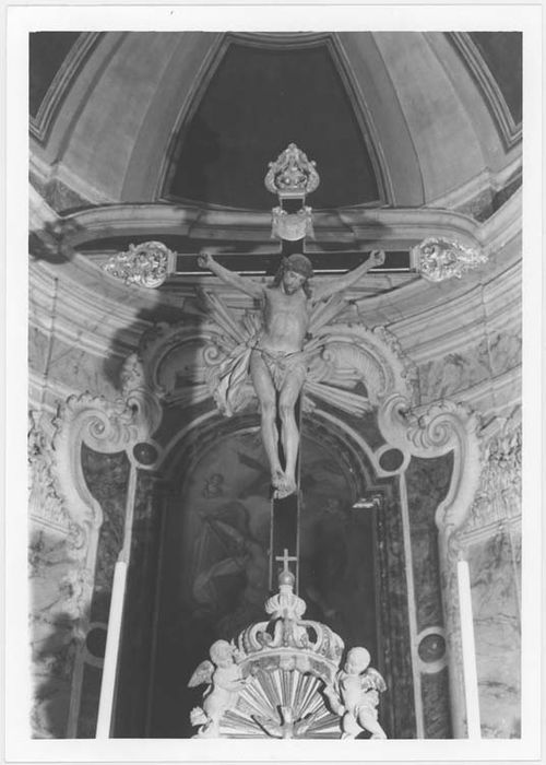 statue : Christ en croix, vue générale