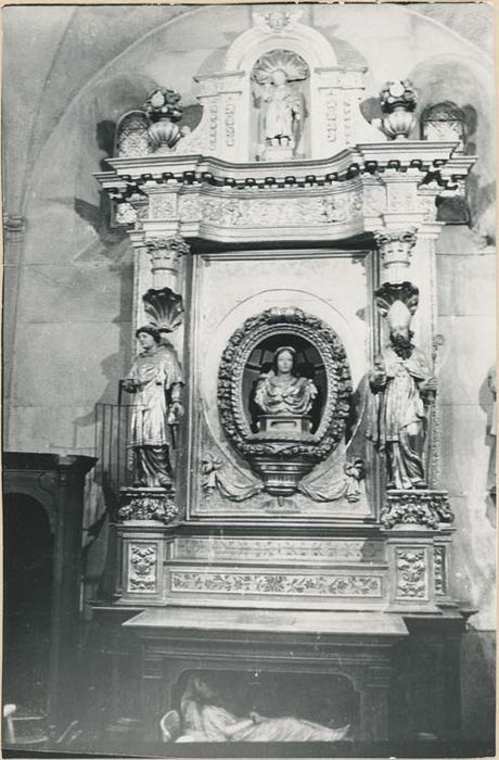 autel et retable de sainte Réparate, statues : saint Laurent, saint Nicolas, buste-reliquaire et gisant de sainte Justa de Séville, statuette : l'Enfant Jésus - © Ministère de la Culture (France), Médiathèque du patrimoine et de la photographie, diffusion GrandPalaisRmn Photo