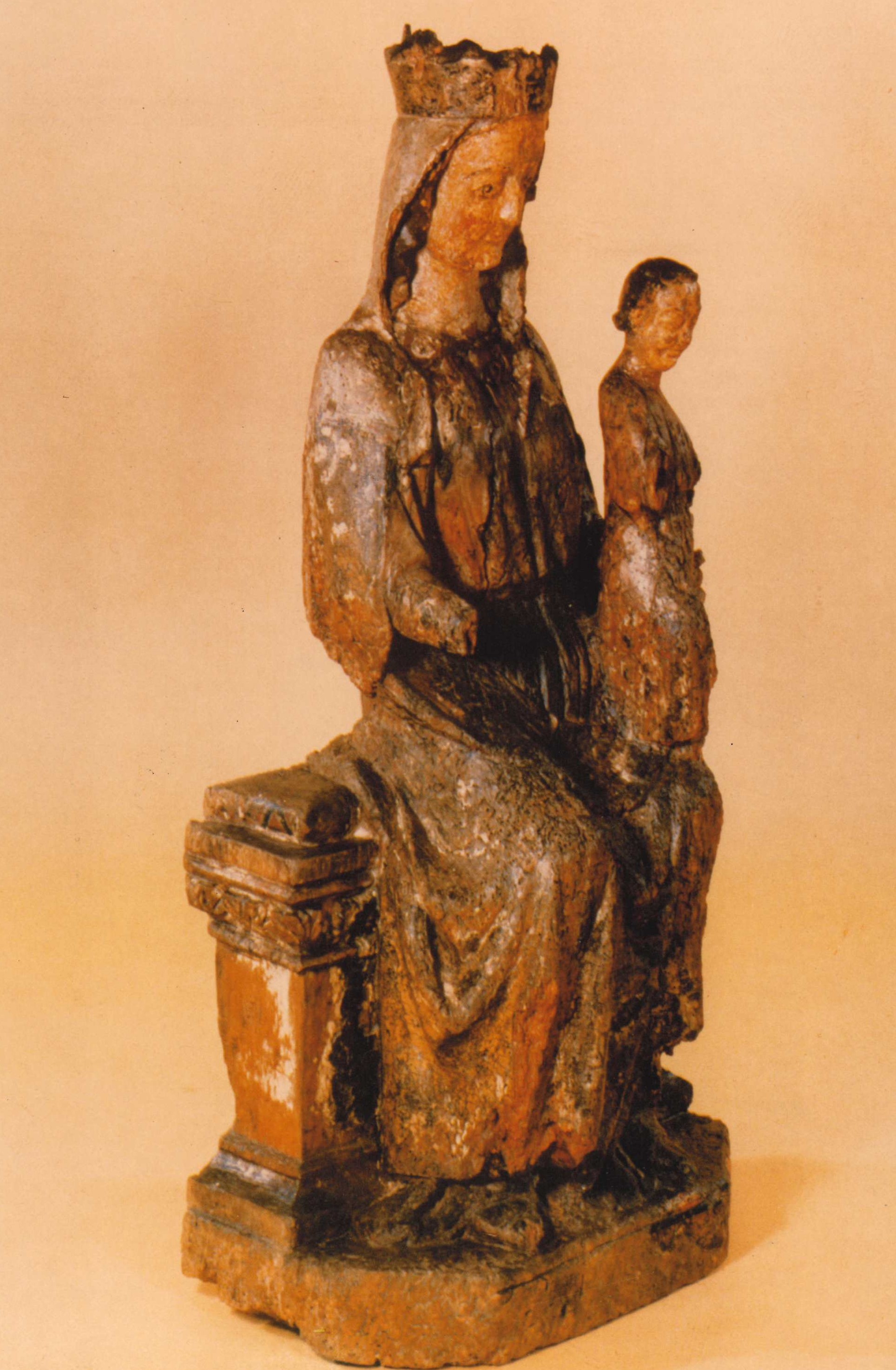 Statue : Vierge à l'Enfant assise, vue de trois-quarts