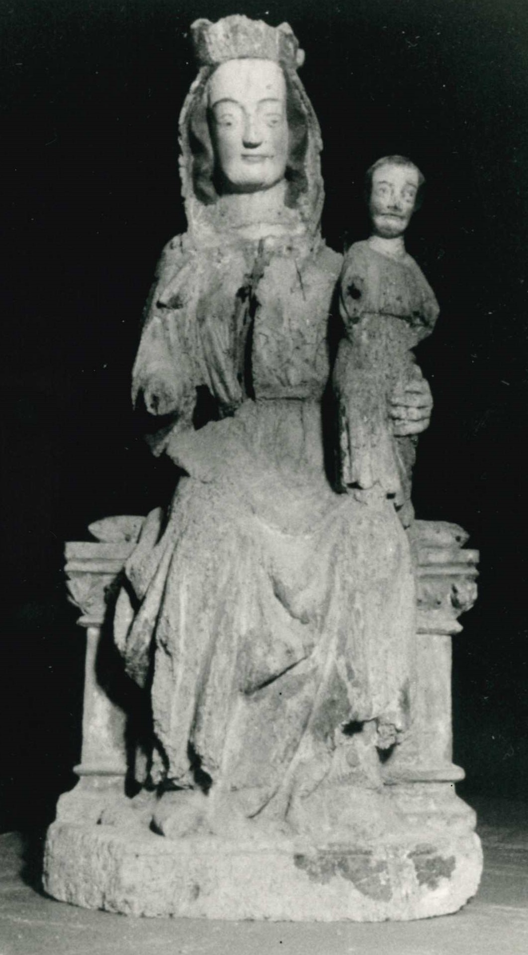 Statue : Vierge à l'Enfant assise, vue de face