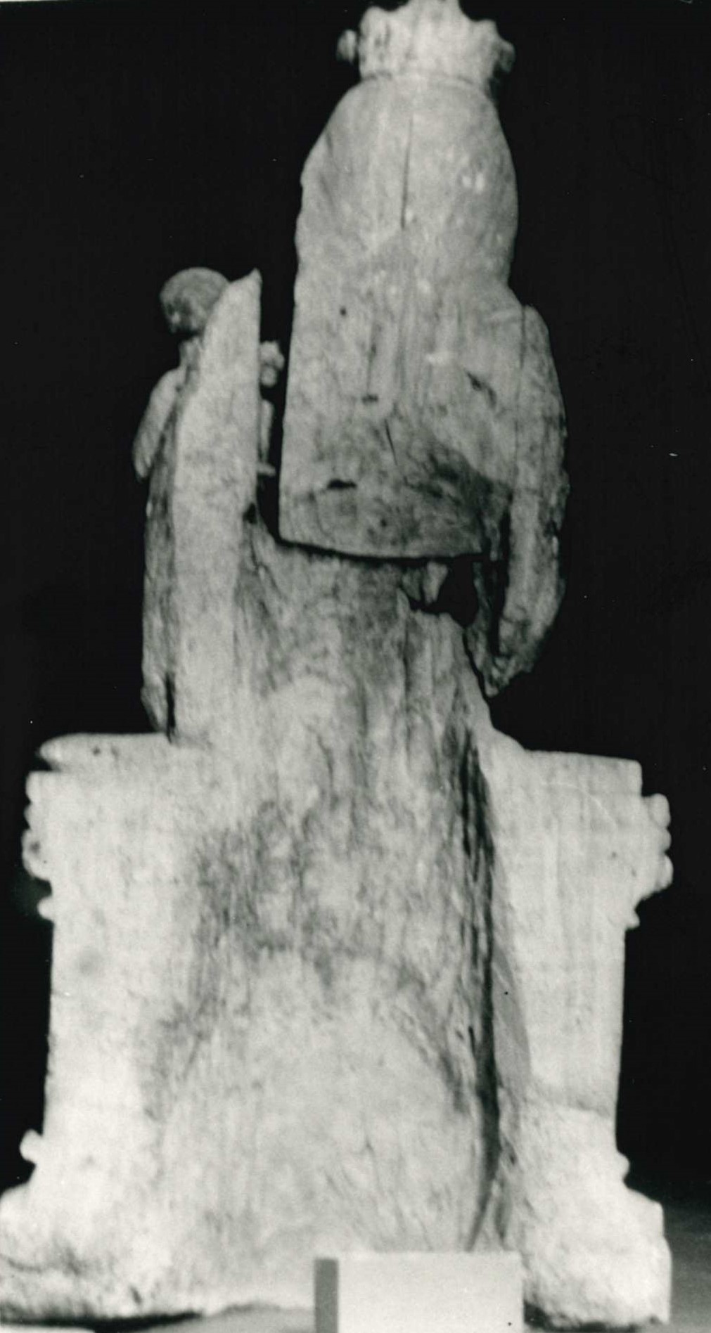 statue : Vierge à l'Enfant assise, vue de dos