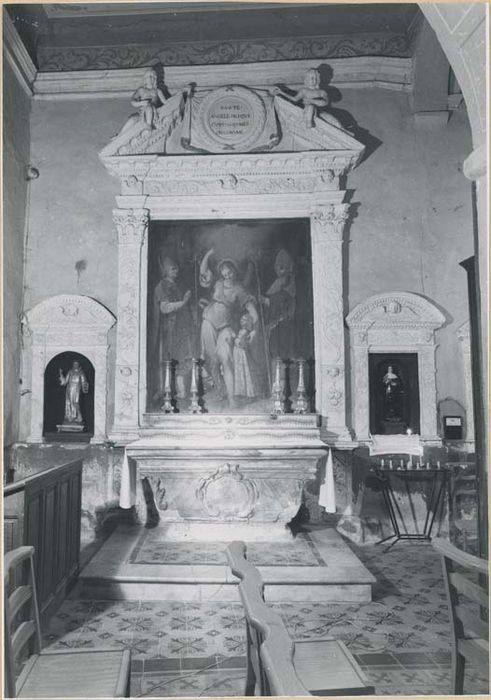 autel retable de la chapelle de l'Ange gardien, tableau : l'Ange gardien entre saint Honoré et saint Lazare - © Ministère de la Culture (France), Médiathèque du patrimoine et de la photographie, diffusion GrandPalaisRmn Photo