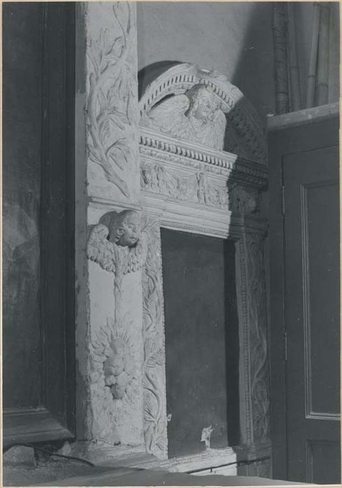 autel retable de la chapelle de l'Ange gardien, tableau : l'Ange gardien entre saint Honoré et saint Lazare - © Ministère de la Culture (France), Médiathèque du patrimoine et de la photographie, diffusion GrandPalaisRmn Photo