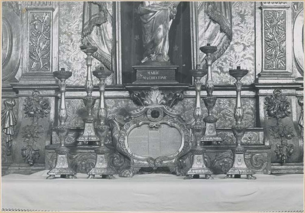 autel et retable de la chapelle Sainte-Madeleine, statue : Sainte Marie-Madeleine, 6 chandeliers et canon d'autel - © Ministère de la Culture (France), Médiathèque du patrimoine et de la photographie, diffusion GrandPalaisRmn Photo