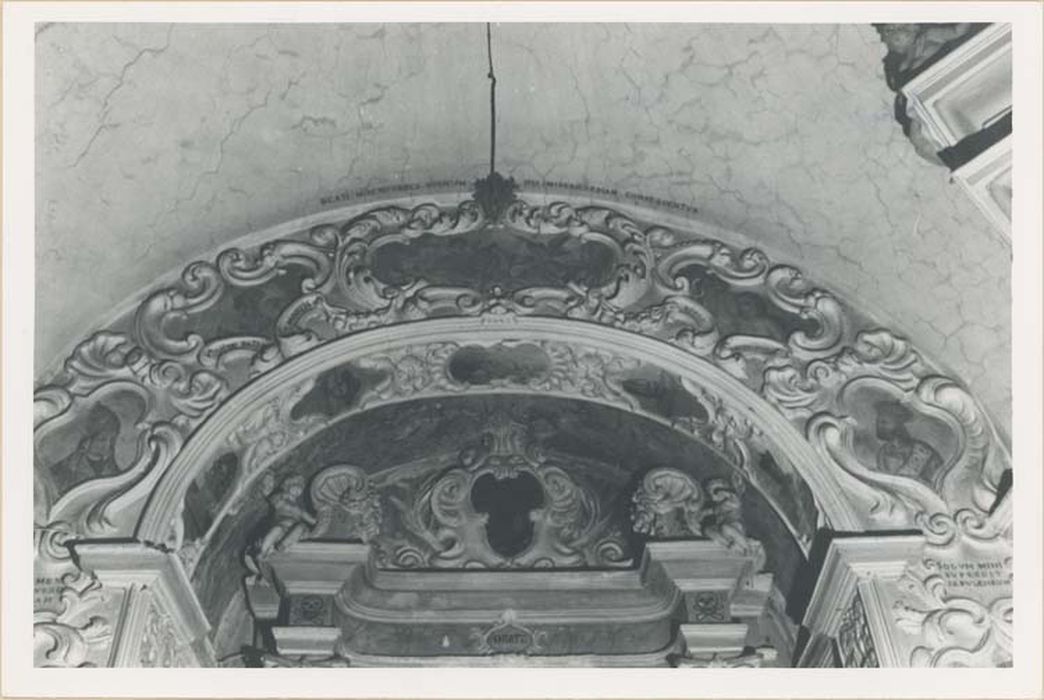 autel retable de la chapelle du Purgatoire, tableau : Saint Roch et saint Jean-Baptiste intercédant auprès de la Vierge à l'Enfant pour les Ames du Purgatoire - © Ministère de la Culture (France), Médiathèque du patrimoine et de la photographie, diffusion GrandPalaisRmn Photo