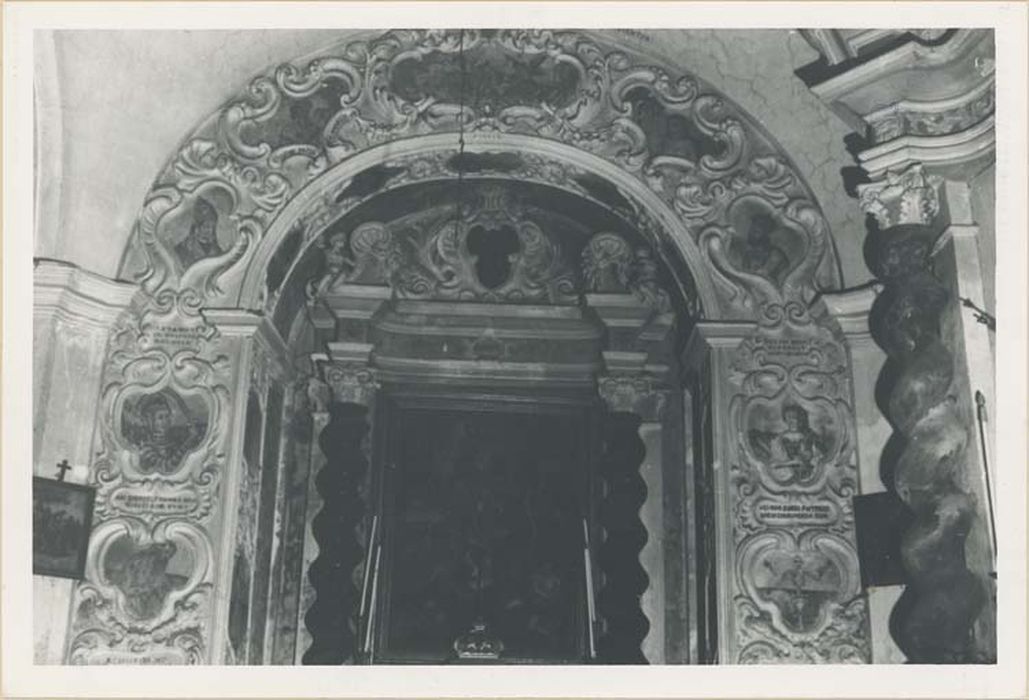 autel retable de la chapelle du Purgatoire, tableau : Saint Roch et saint Jean-Baptiste intercédant auprès de la Vierge à l'Enfant pour les Ames du Purgatoire - © Ministère de la Culture (France), Médiathèque du patrimoine et de la photographie, diffusion GrandPalaisRmn Photo