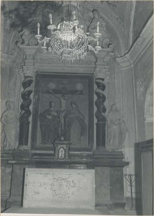 autel et retable de la chapelle du Crucifix, groupe sculpté : le Christ en croix, la Vierge et saint Jean - © Ministère de la Culture (France), Médiathèque du patrimoine et de la photographie, diffusion GrandPalaisRmn Photo