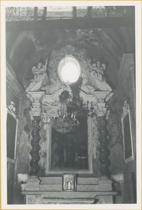 autel retable de la chapelle Saint-Joseph, tableau : Saint Joseph entouré de saint Augustin, un saint martyr, la Vierge douloureuse, saint Mathieu et saint François d'Assise - © Ministère de la Culture (France), Médiathèque du patrimoine et de la photographie, diffusion GrandPalaisRmn Photo