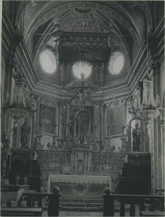 Maître-autel, dais d’autel, statue : Christ en croix, exposition, 3 chandeliers, 6 porte-cierges (porte-flambeaux), 3 canons d’autel