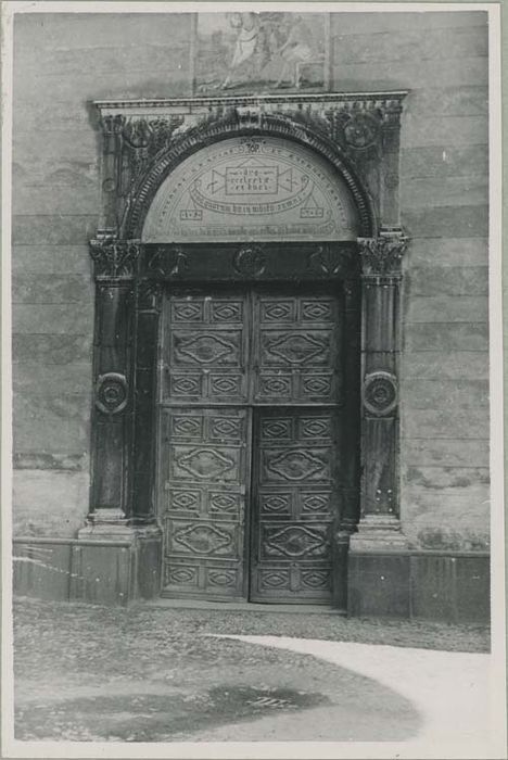 vantaux de la porte principale