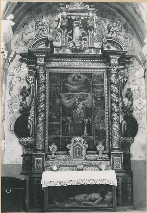 retable du Rosaire, tableau : le Christ au tombeau, canons d'autel et 2 chandeliers