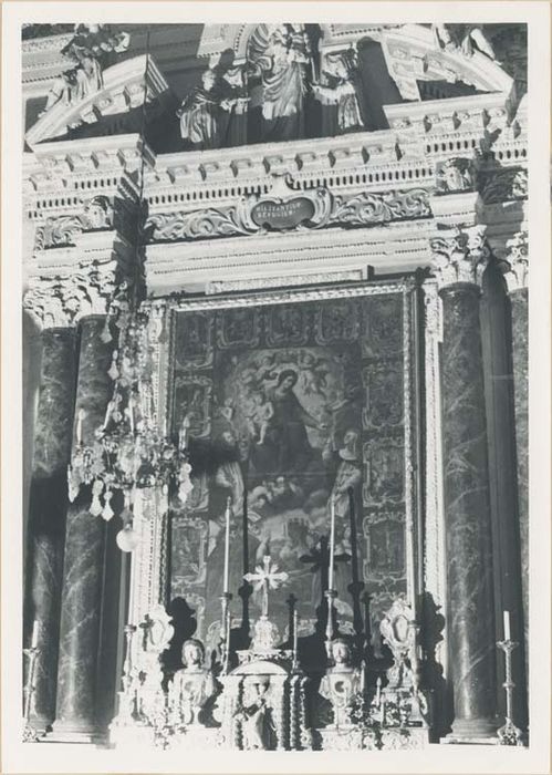 autel et retable de la chapelle du Rosaire, tabernacle, 3 gradins, 3 statues : Vierge à l'Enfant, Saint Dominique, Sainte Catherine de Sienne, tableau et cadre : l'Institution et les mystères du Rosaire - © Ministère de la Culture (France), Médiathèque du patrimoine et de la photographie, diffusion GrandPalaisRmn Photo