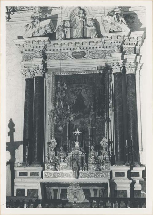 autel et retable de la chapelle du Rosaire, tabernacle, 3 gradins, 3 statues : Vierge à l'Enfant, Saint Dominique, Sainte Catherine de Sienne, tableau et cadre : l'Institution et les mystères du Rosaire - © Ministère de la Culture (France), Médiathèque du patrimoine et de la photographie, diffusion GrandPalaisRmn Photo
