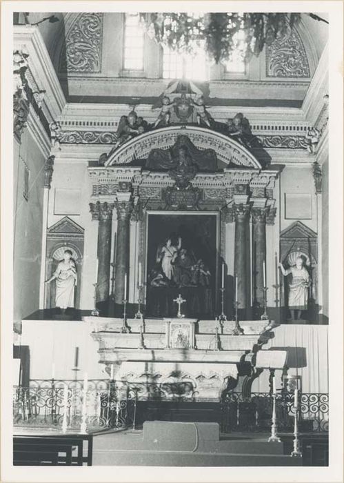 autel, retable, 3 gradins d'autel, statues, tableau : Saint Pierre délivré par l'ange (maître-autel) - © Ministère de la Culture (France), Médiathèque du patrimoine et de la photographie, diffusion GrandPalaisRmn Photo